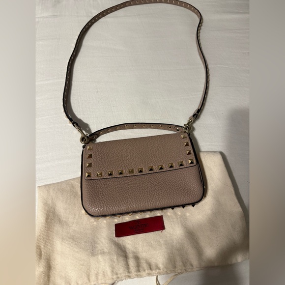 Valentino Garavani Rockstud Grainy Calfskin Pouch in Poudre Color Way. - Picture 4 of 9